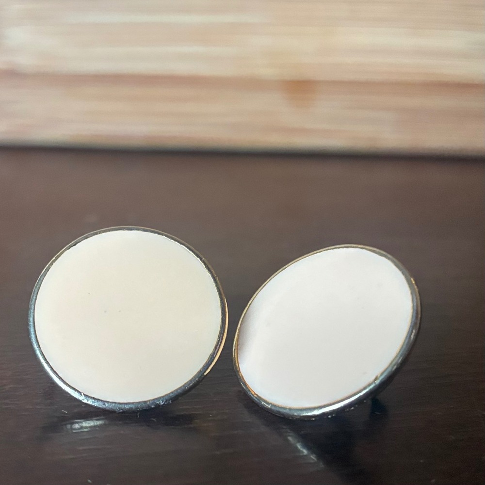 Vintage ART Signed Cream Enamel Gold Rim Oval Clip On Earrings 1950s Mid Century - Picture 8 of 10